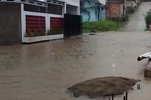 Hujan  Deras Mengguyur Sejumlah Titik di Kota Jambi, Banjir Tak Terelakkan